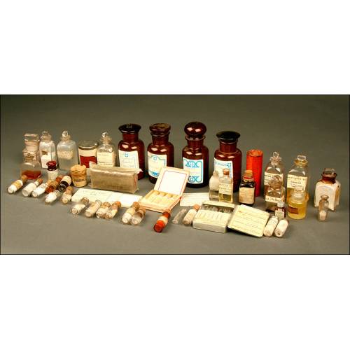 Rara Colección de Frascos de Medicinas. 1º Tercio del s. XX. Con Productos en el Interior