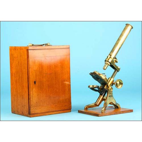 Microscopio de latón antiguo. 1880