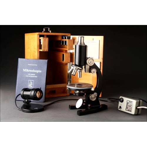 Fantástico Microscopio Alemán de los Años 50 en Perfecto Estado de Funcionamiento. Estuche Original