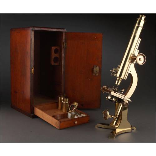Importante Microscopio Inglés de Latón, Año 1880. Completo, Funcionando y en Caja Original