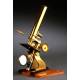 Completo Microscopio de Latón en Estuche de Madera. Gran Bretaña, 1860. Funcionando