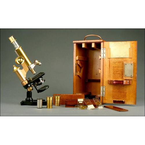 E. Leitz Wetzlar Microscope manufactured in Germany in 1906. In Good Condition and Working