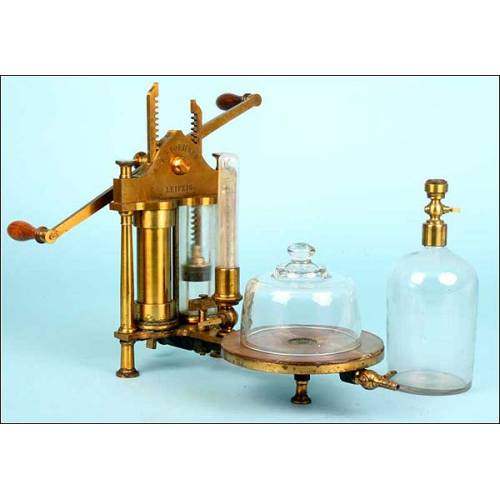 Laboratory vacuum pump. 1900