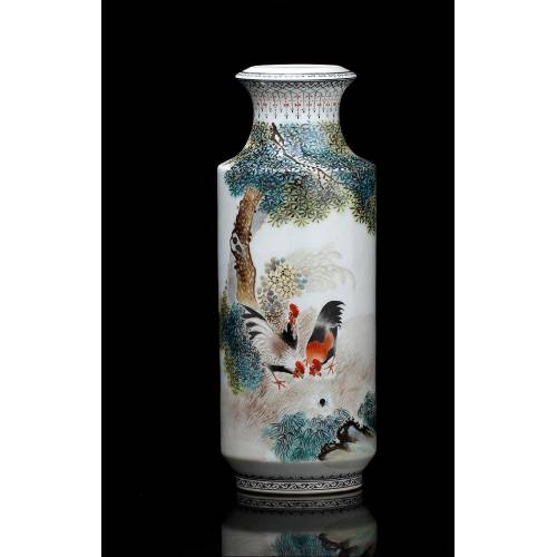 Jarrón de Porcelana Pintado a Mano por Liu Yu Cen. China, Mediados del Siglo XX