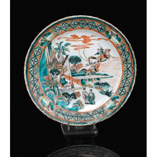 Hermoso Plato de Porcelana Pintado a Mano y en Buen Estado. China, Siglo XVIII-XIX