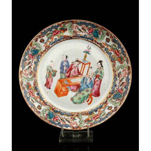 Precioso Plato de Porcelana Familia Rosa, Decorado a Mano. China, Siglo XIX