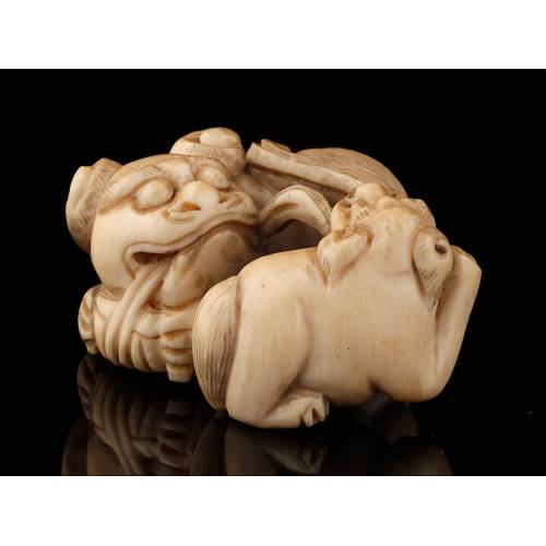 Antiguo Netsuke de Marfil Tallado a Mano con Dos Leones de Fú. Japón, Circa 1900