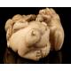 Antiguo Netsuke de Marfil Tallado a Mano con Dos Leones de Fú. Japón, Circa 1900