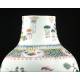 Atractivo Jarrón de Porcelana China Decorada a Mano. China, 1900-1930