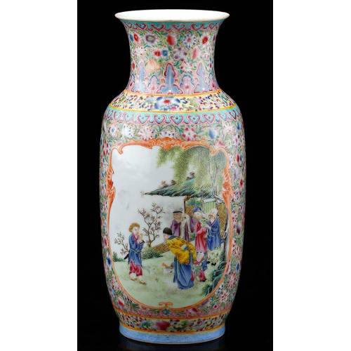 Bello Jarrón de Porcelana China con Decoración Mille Fleur y Marca de Quianlong. 23 cms