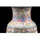 Bello Jarrón de Porcelana China con Decoración Mille Fleur y Marca de Quianlong. 23 cms