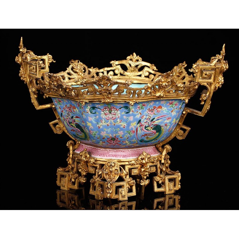 Impresionante Cuenco de Porcelana China sobre Estructura de Bronce Dorado. Siglo XIX, Periodo Daoguang