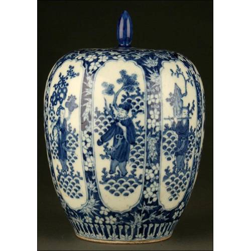 Urna China de Porcelana Azul y Blanca con Sello de Xianfeng.Ocho Inmortales. S. XIX