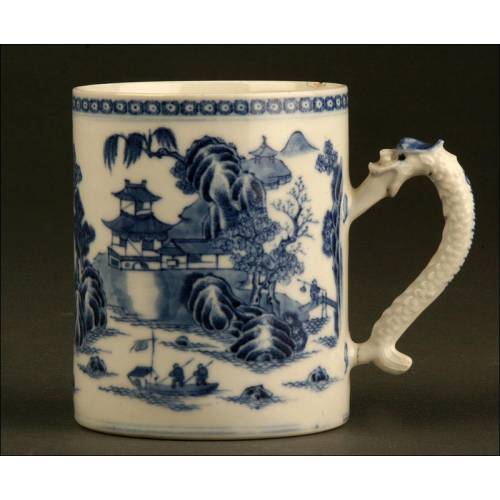 Tankard Chino de Porcelana Azul y Blanca. Siglo XIX. Con Asa Tallada y Pintado a Mano