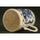 Tankard Chino de Porcelana Azul y Blanca. Siglo XIX. Con Asa Tallada y Pintado a Mano