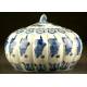 Pieza de porcelana china azul y blanca, S.XX. Lleva marca del período Qianlong. Bien conservada.