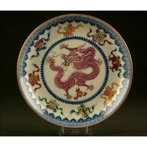 Fino Plato de Porcelana China Decorado a Mano. S. XIX. Con Dragón Central, Símbolos y Murciélagos