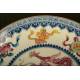 Fino Plato de Porcelana China Decorado a Mano. S. XIX. Con Dragón Central, Símbolos y Murciélagos