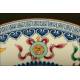 Fino Plato de Porcelana China Decorado a Mano. S. XIX. Con Dragón Central, Símbolos y Murciélagos