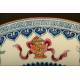 Fino Plato de Porcelana China Decorado a Mano. S. XIX. Con Dragón Central, Símbolos y Murciélagos