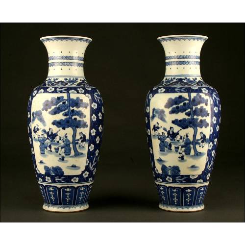 Precioso Par de Jarrones Chinos, Porcelana Azul y Blanca. S. XIX. Sello de Kangxi