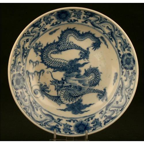 Elegante Plato Chino de Porcelana Blanca y Azul, Finales S. XIX. Con Sello de Guangxu y Dragón Imperial