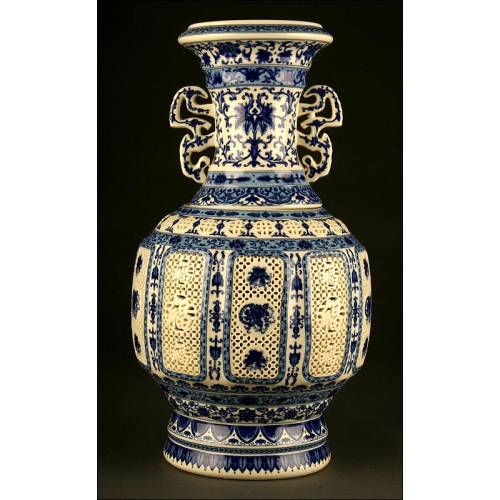 Large Chinese Blue and White Porcelain Piece, Possibly a Water Heater. S. XX.