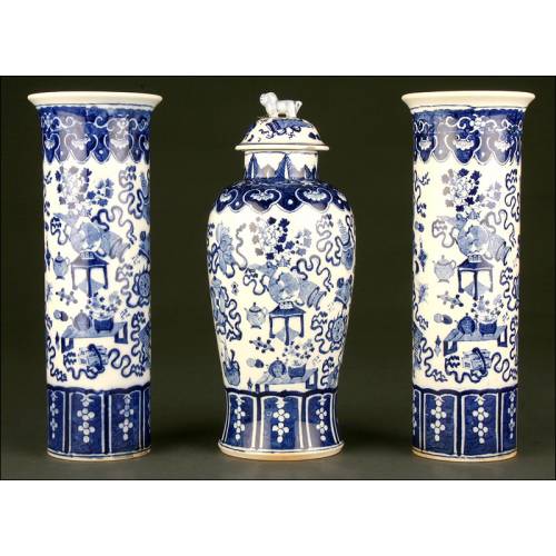 Elegante Conjunto de Urna y Jarrones Chinos en Porcelana Azul y Blanca. Años 40 del s. XX