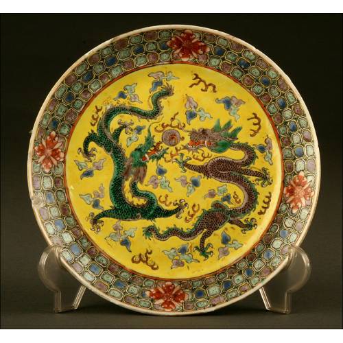 Delicate Chinese Porcelain, Yellow Family. XX Century. Hand Engraved and Decorated
