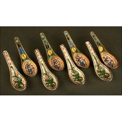 Colorido conjunto de cucharillas de porcelana china pintadas a mano. Mediados del s. XX. Bien Conservadas
