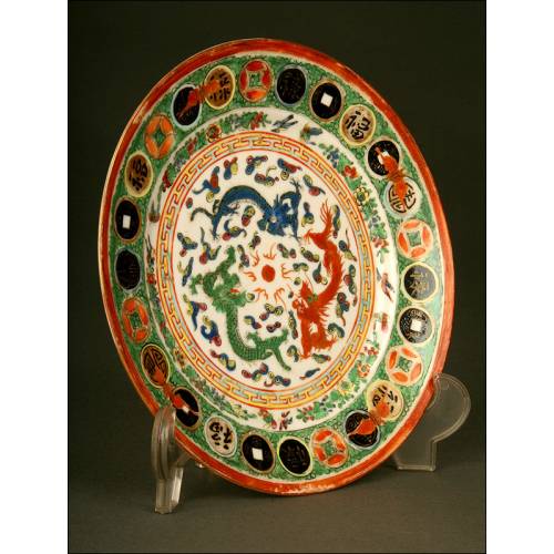 Plato de Porcelana China para la Exportación, Años 50 del s. XX. Decorado a Mano con Dragones