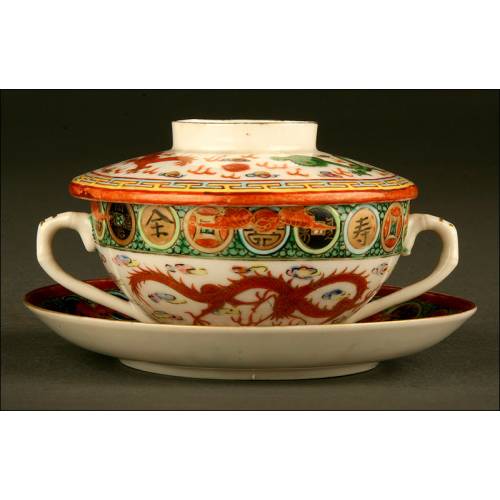 Decorativo Juego de Taza con Tapa y Plato. Porcelana China para la Exportación. Años 50 del s. XX