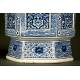 Pareja de Jarrones de Porcelana Blanca y Azul. Japón, s. XX. Con Dibujos de Geishas. Bien Conservados
