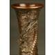 Antiguos Jarrones Chinos de Bronce. Dinastía Qing, S. XIX. Con Motivos de Dragones En Relieve