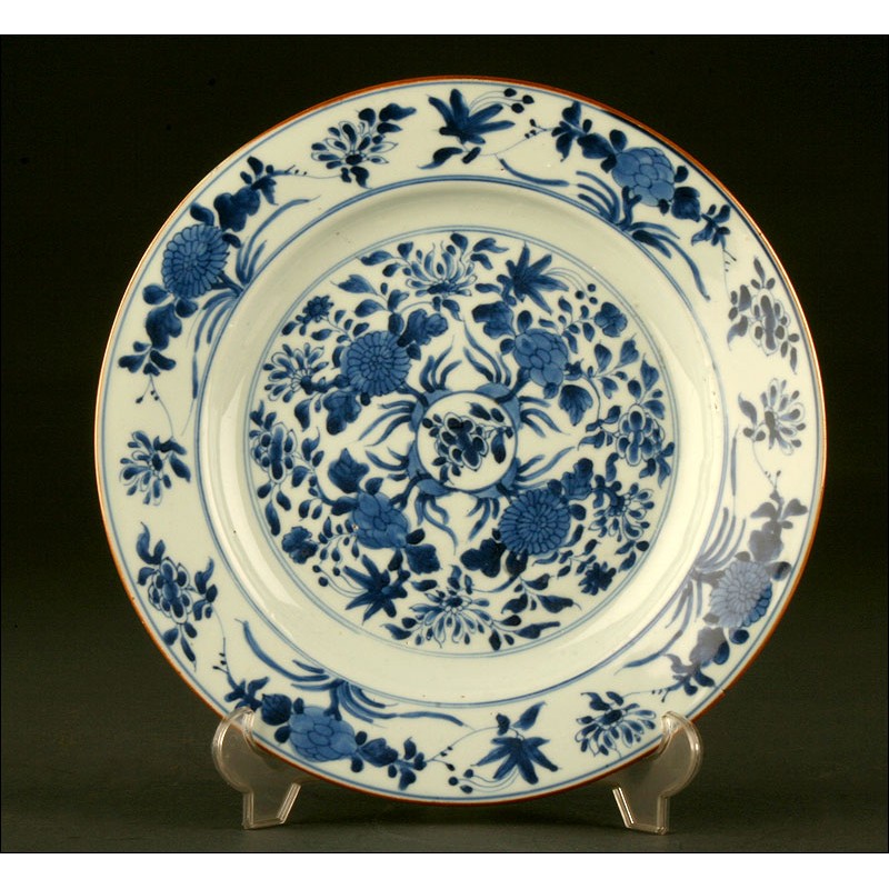 Delicado Plato Chino de Porcelana Azul y Blanca. Probablemente del S. XIX, Dinastía Qing