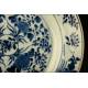 Delicado Plato Chino de Porcelana Azul y Blanca. Probablemente del S. XIX, Dinastía Qing