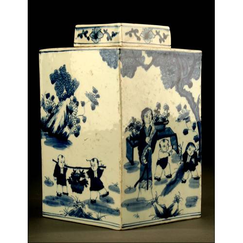 Rara Urna China de Porcelana Azul y Blanca, con Tapa. Dinastía Qing. S. XVIII, Reinado de Kangxi
