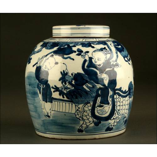 Porcelain Amphora, XVIII-XIX Century.