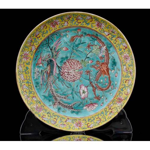 Plato de Porcelana China Familia Rosa Realizado Circa 1900. Decorado a Mano y en Perfecto Estado