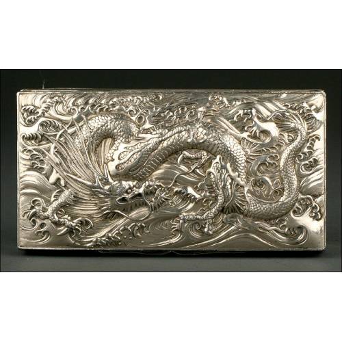Impresionante Caja China de Plata Maciza, S. XIX. Con Dragón Imperial en la Tapa