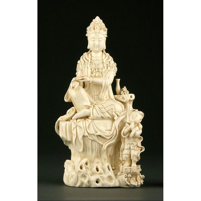 Kwan Yin in Chinese Blanc Porcelain from Ancient China. Qing Period.