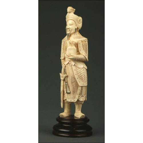 Figura China Sobre Peana de Madera, Circa 1900. Pasta de Marfil y Decorada a Mano