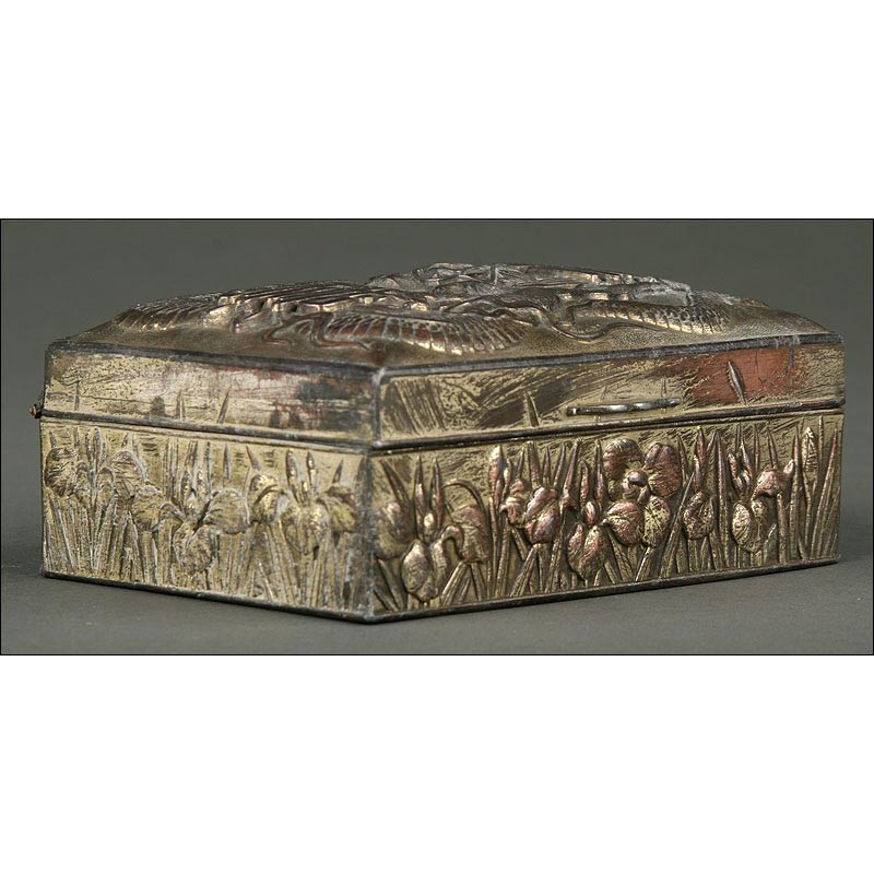 Caja China de Metal Plateado, Circa 1900. Completamente Decorada con Relieves Realizados a Mano