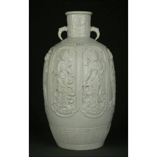 Urna China de Porcelana Blanc de Chine, Siglo XIX. Decorada con Varias Imágenes de Guanyin