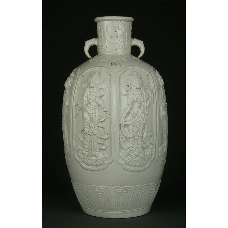 Urna China de Porcelana Blanc de Chine, Siglo XIX. Decorada con Varias Imágenes de Guanyin