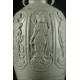 Urna China de Porcelana Blanc de Chine, Siglo XIX. Decorada con Varias Imágenes de Guanyin