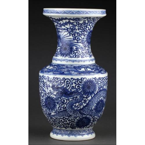 Clásico Jarrón Chino de Porcelana Azul y Blanca, Decorado a Mano. Marca de Kangxi