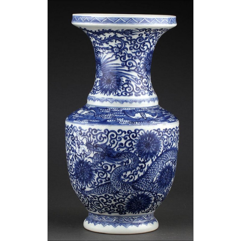 Classic Chinese Blue and White Porcelain Vase, Hand Decorated. Kangxi Brand.