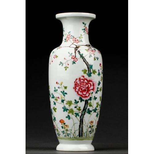 Elegante Jarrón Chino de Porcelana, Decorado a Mano con Motivos Florales. Marca de Qianlong