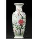 Elegante Jarrón Chino de Porcelana, Decorado a Mano con Motivos Florales. Marca de Qianlong